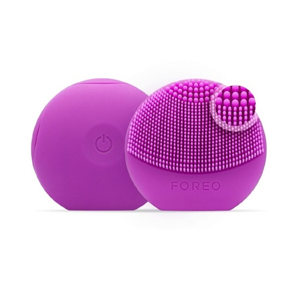 FOREO Facial Cleansing Brush in Bright Purple